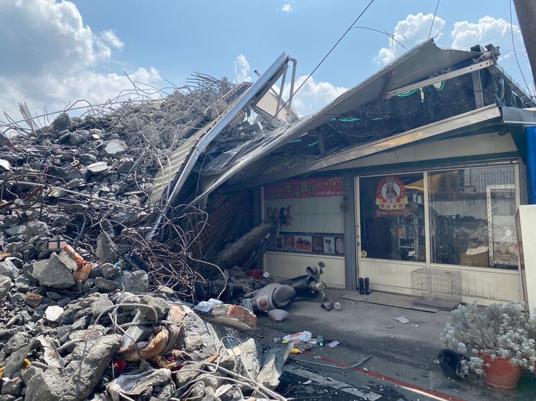 玉里塌樓，背面寵物美容店被潑及。陳明中攝