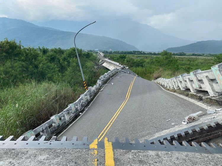 斷裂的三大橋梁之一是橫跨秀姑巒溪的高寮大橋。陳明中攝