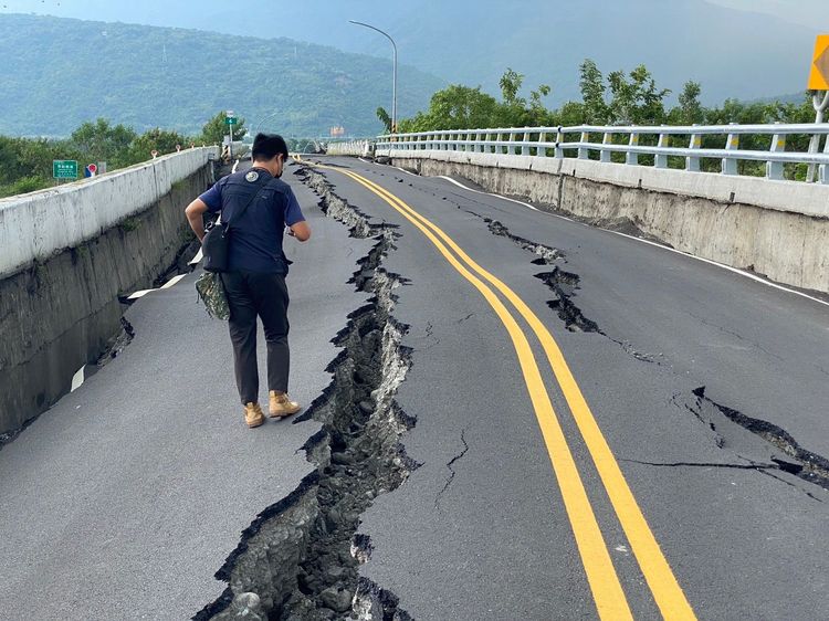 《壹蘋》記者回到現場看到已柔腸寸斷的大橋，忍不住膽顫心驚。鄭孟晃攝