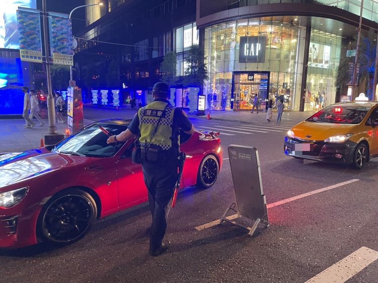 警方攔查車輛以防有酒駕發生。翻攝畫面