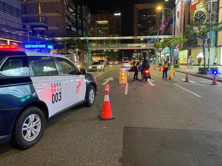 信義分局警方在夜店周圍實施酒駕攔檢。翻攝畫面