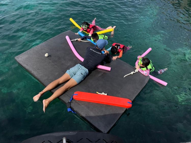 東大游泳教練教導學生浮具漂浮、水母漂、仰漂等。溫卓謀提供