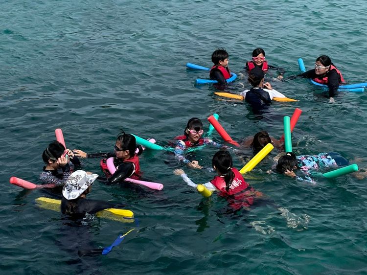 台東大學體育系挑選具備游泳教練跟救生員證照的學生，教導綠島國中及公館小學的學生下水游泳。溫卓謀提供