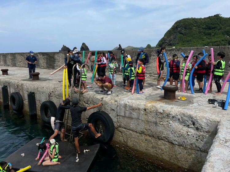 台東大學利用在地資源，選在公館港進行游泳課程教學。溫卓謀提供