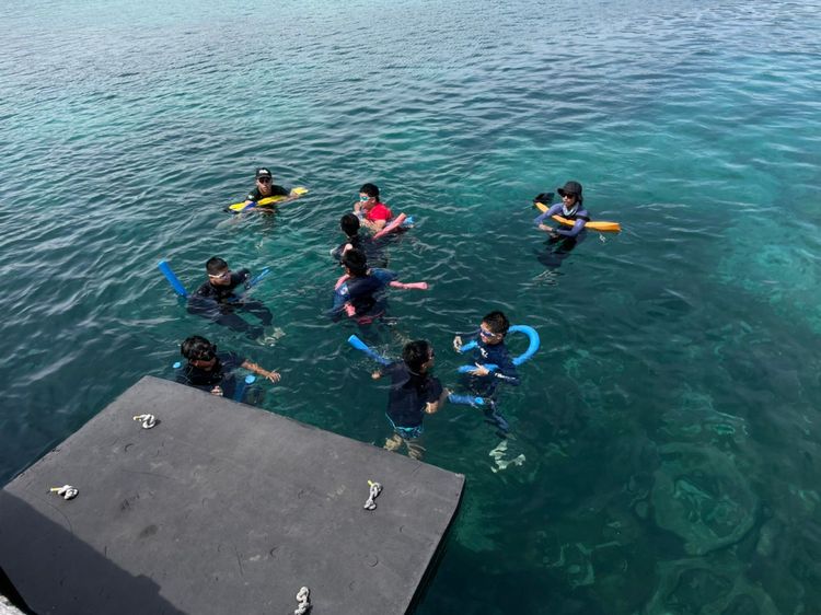 在教學前，東大學生有先替中小學生做基本游泳能力測試。溫卓謀提供
