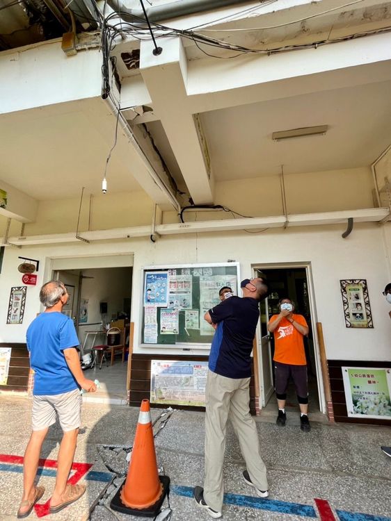 台東縣府教育處長林政宏視察校園。台東縣府提供