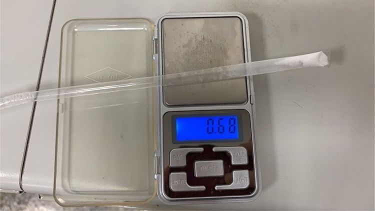 警方檢驗吸管後發現，內有K他命粉末。翻攝畫面