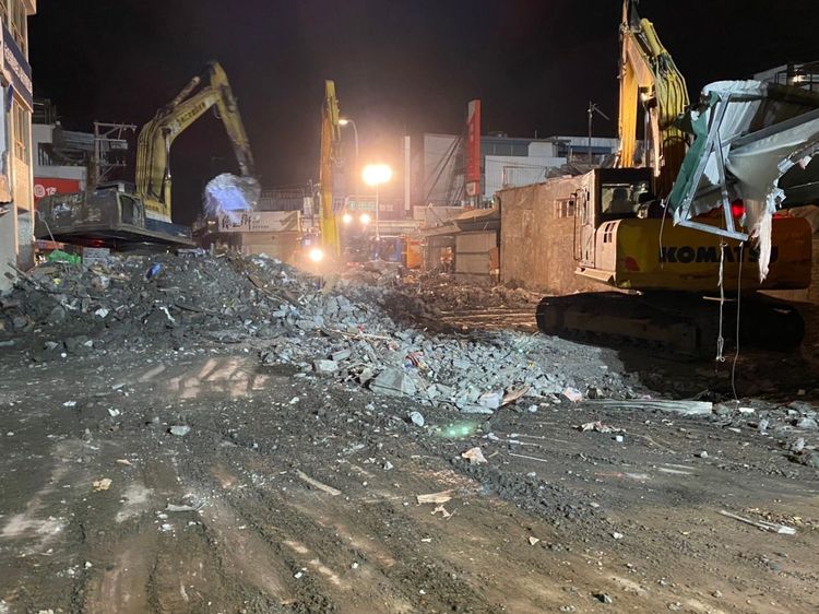 房屋倒塌現場晚間10時，明晨將清空。黃瑞娟攝