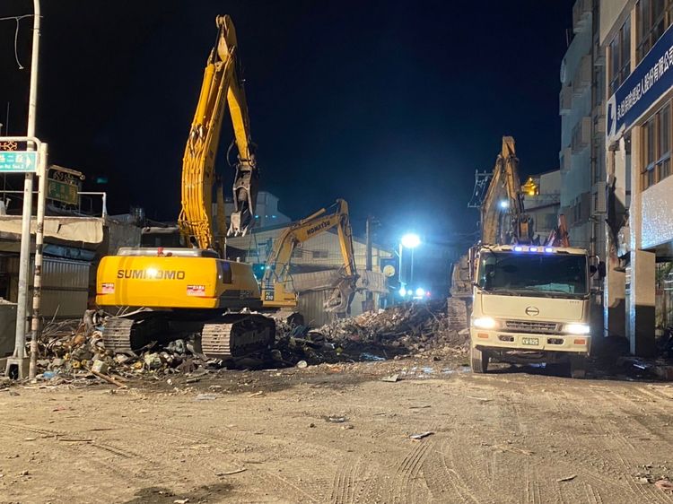 昨晚10時樓塌現場持續清理，今晨清空。黃瑞娟攝