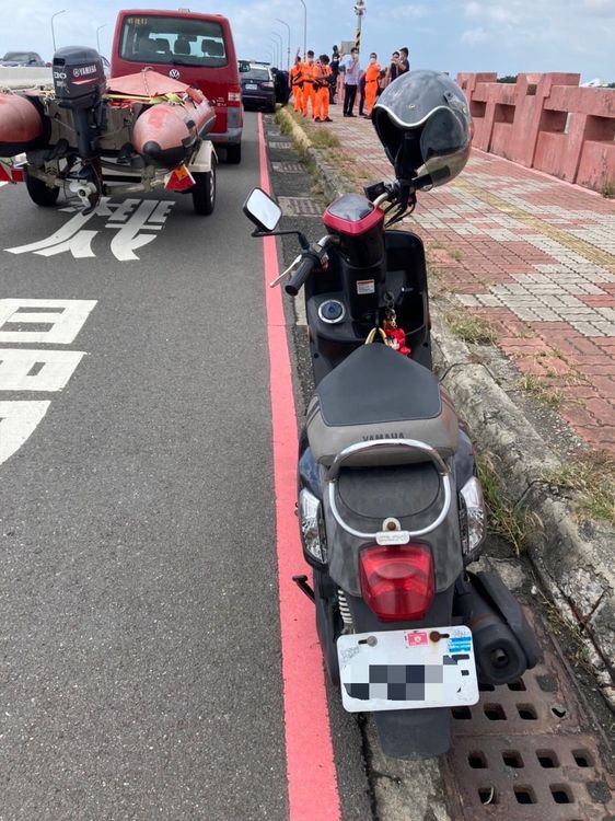 警方初步研判，落水者騎機車到橋面。讀者提供