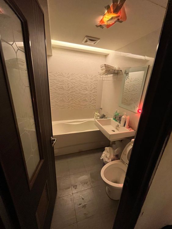 賣淫泰籍女子避免讓客人面貌看太清楚，將廁所燈故意貼暗。警方提供