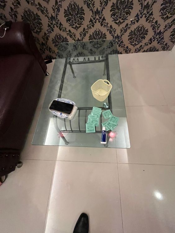 警方搜出保險套、潤滑油等證物及聯絡用手機。警方提供