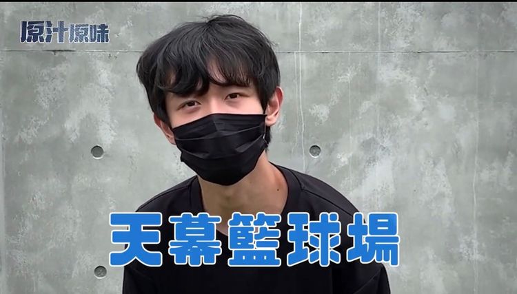 影片中男子不是在上廁所，而是在拉筋暖身準備去打球。翻攝自YouTube