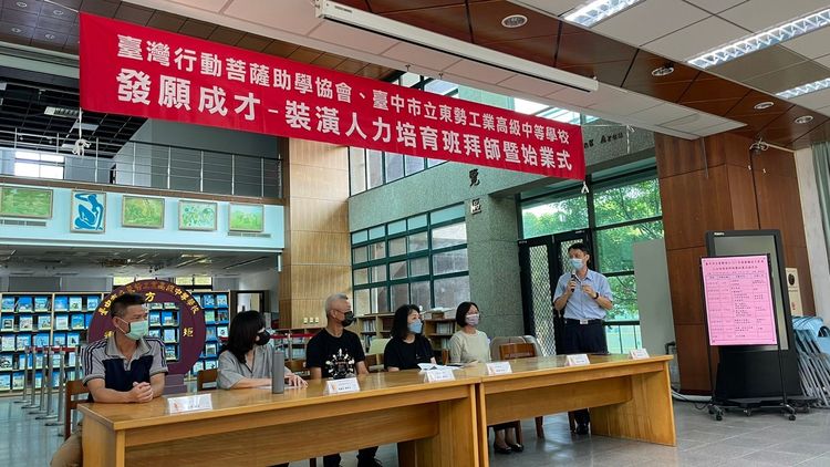 以中部不動產業者為主的台中行動普薩協會、2015年發起的「發願成才培育計畫」，本月28日（週三）下午舉辦東勢高工木作班第七屆的拜師始業式。王鈞生攝