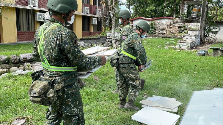 國軍弟兄協助春日國小清運殘瓦。彭欣偉攝