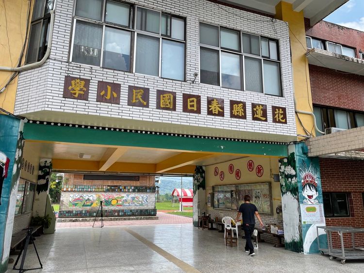 春日國小本周改採線上教學。彭欣偉攝