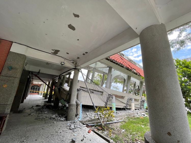 因耐不住強震，花蓮春日國小空中穿廊坍塌。彭欣偉攝