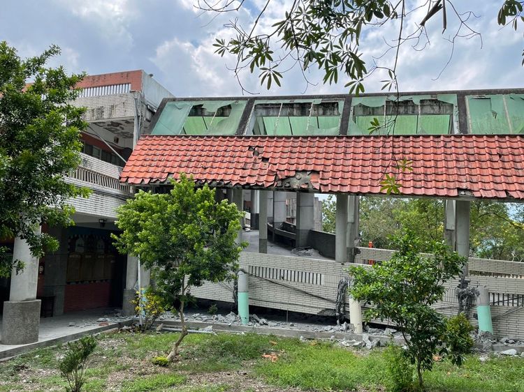 花蓮春日國小空中穿廊牆壁歪斜、水泥龜裂、鋼筋外露。彭欣偉攝