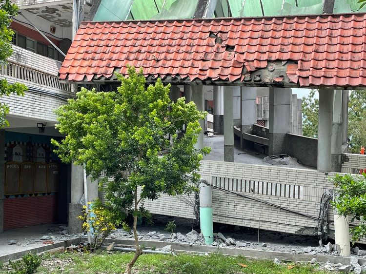 春日國小連通廊道從2樓變成1樓。彭欣偉攝