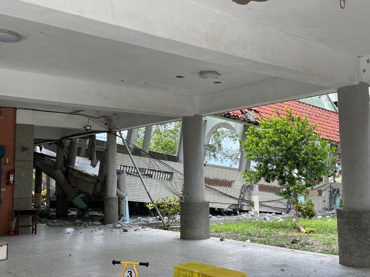 春日國小連結風雨教室的柱子因通廊倒塌受損。彭欣偉攝