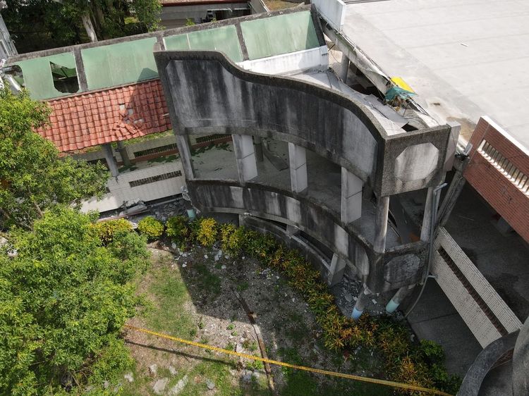花蓮春日國小校舍受地震影響，本周採線上教學。彭欣偉攝