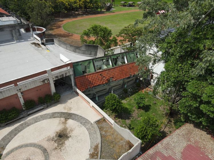 花蓮春日國小空中穿廊坍塌「2樓變1樓」。彭欣偉攝