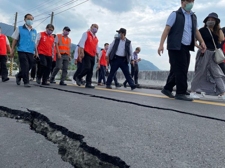 行政院長蘇貞昌前往高寮大橋勘災。資料畫面