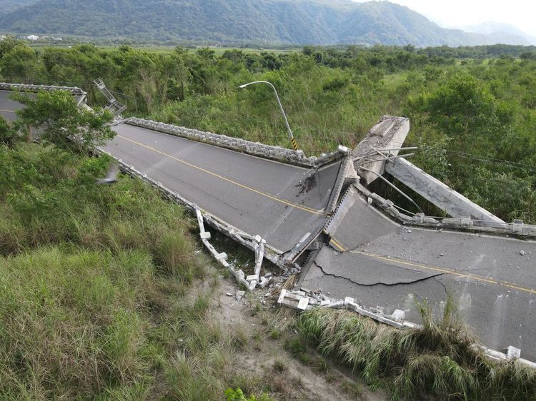 受震斷裂的花蓮玉里高寮大橋。鄭孟晃攝