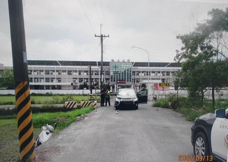 偵防車（中）與機車（左）發生事故。讀者提供