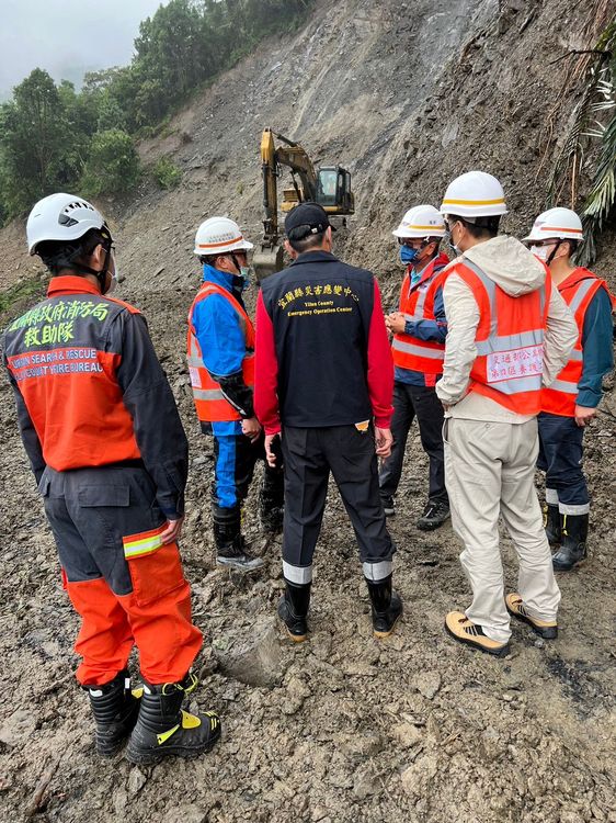 宜蘭消防局長徐松奕帶隊前往台7線84K坍方處指揮搶救工作。宜蘭縣消防局提供