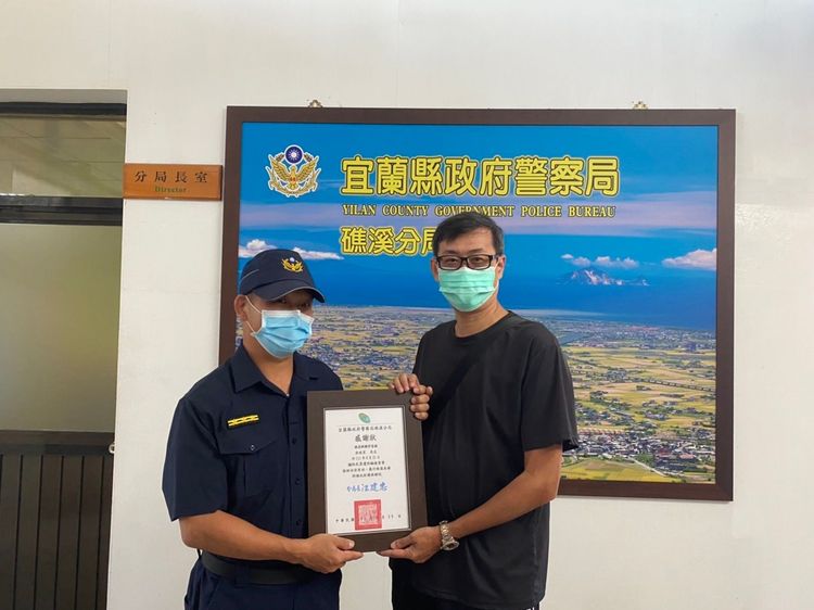 當舖業者力阻網路交友詐騙，警方頒發感謝狀表揚。讀者提供