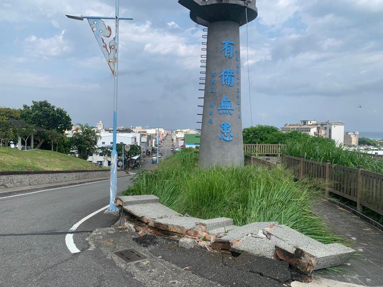 成功鎮「有備無患」造景龜裂。成功分局提供