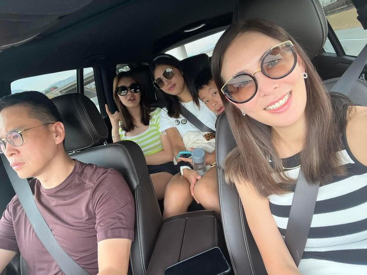 難得全家5口綁在一塊旅行3周。翻攝賈永婕臉書