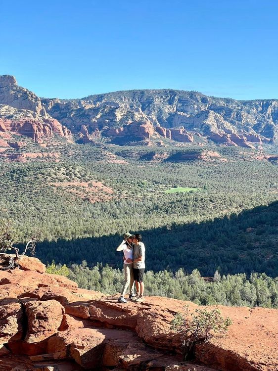 怎麼可能少得了夫妻接吻照？翻攝賈永婕臉書