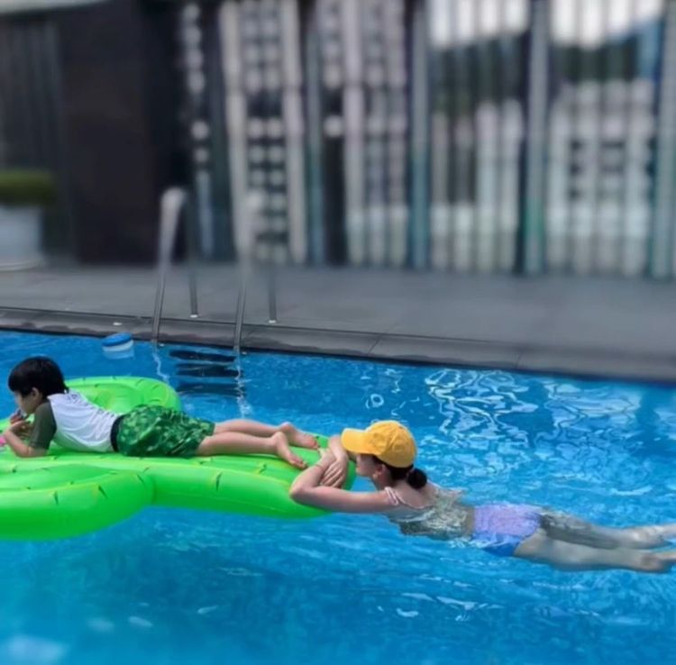 陳若儀（右）陪兒子游泳。翻攝陳若儀IG