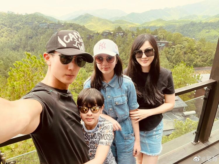 吳尊（左）和林麗瑩（右）育有1對兒女。翻攝吳尊微博