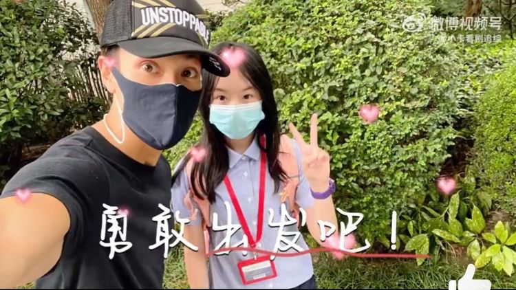 吳尊（左）分享女兒上學影音，一下就被查出就讀貴族學校。翻攝吳尊微博