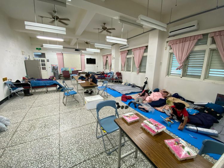 大同鄉英士村居民陸續撤離安置在大同鄉復興活動中心。讀者提供