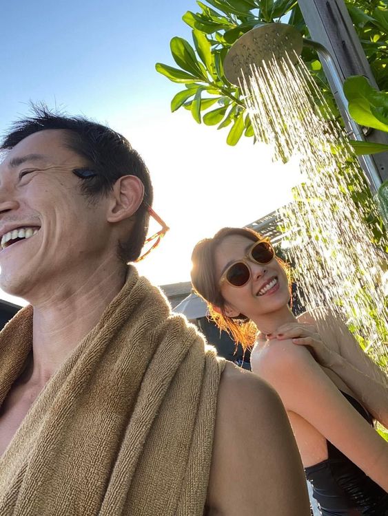 吳慷仁（左）的幸福寫在臉上，右為邵雨薇。翻攝吳慷仁臉書