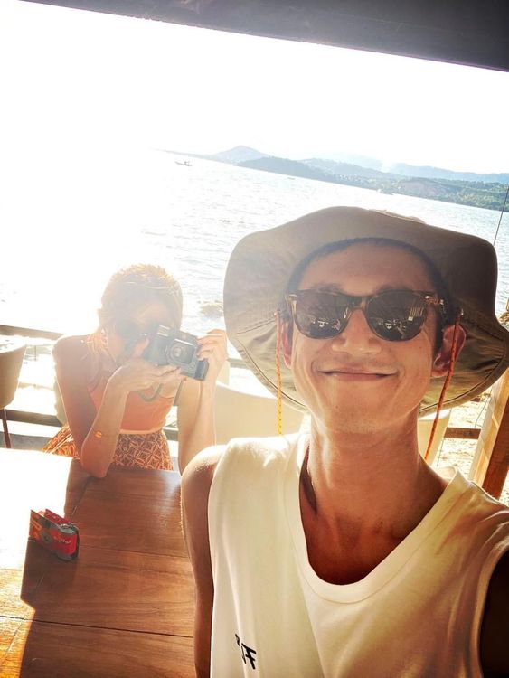 吳慷仁（右）該不會已經求婚了吧？翻攝吳慷仁臉書