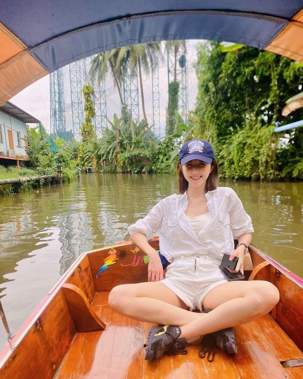 邵雨薇叉開大腿留下這張男友視角照。翻攝邵雨薇臉書