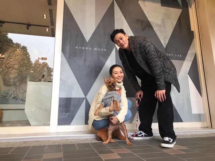 何潤東（右）和老婆Peggy愛情長跑多年結婚6年。翻攝何潤東臉書