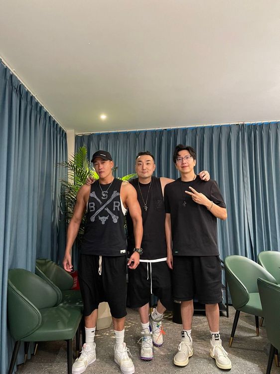 何潤東（左）有好友為他慶生。何潤東提供