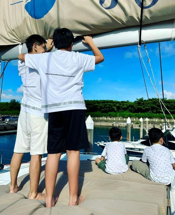 看得出Kimi（右）已比老爸林志穎高壯。翻攝林志穎臉書