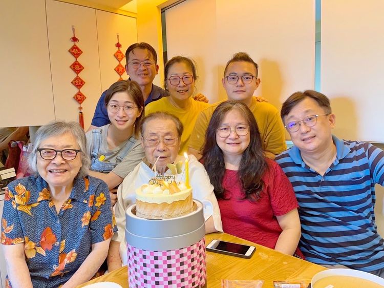 劉引商（左起）和先生及女兒2家人合影，蕭幼華提供