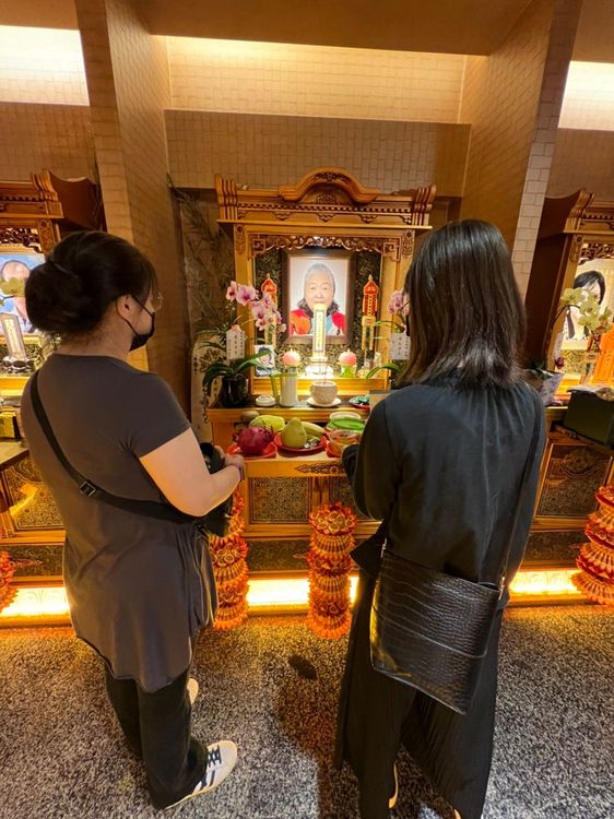 劉引商的大女兒（左）和孫女在靈前。趙大智攝