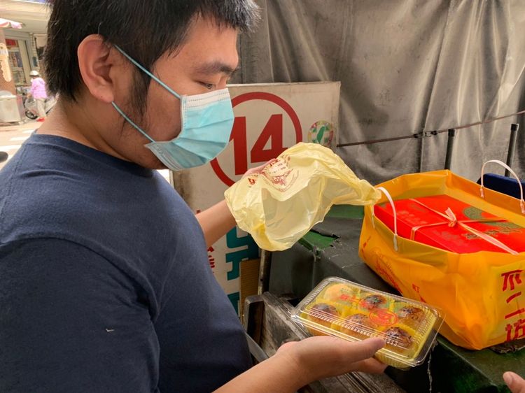 民眾趕在中秋節之前取貨。孫英哲攝