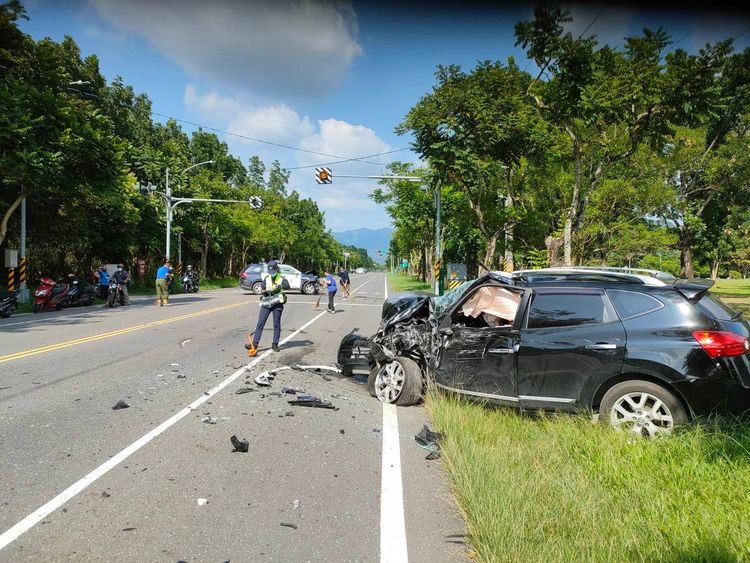 顏姓男子駕駛的白色BMW遭旗山分局警車撞擊後，失控衝進對向車道，撞上林姓女子駕駛的黑色汽車。讀者提供