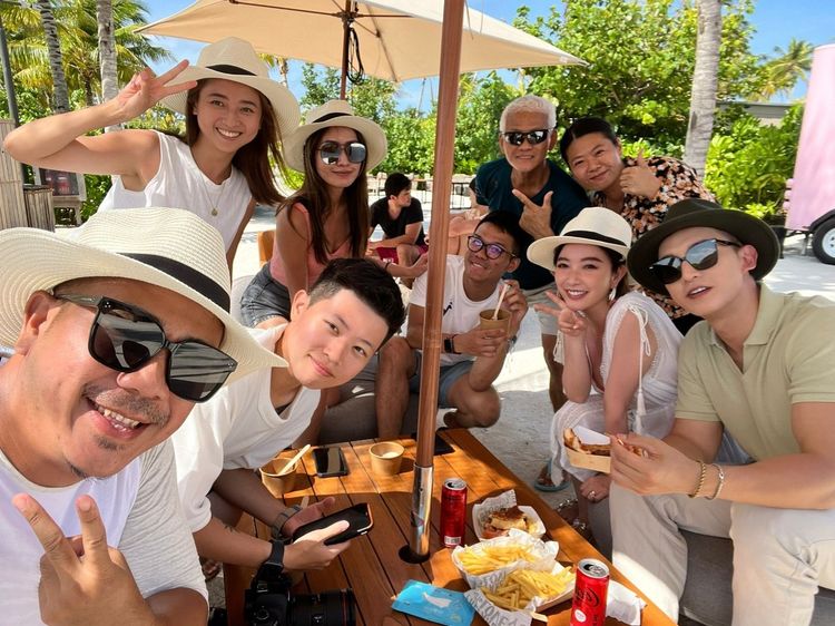 王家梁（右起）、許維恩和團員玩得開心。博海旅行社／綠攝影像提供