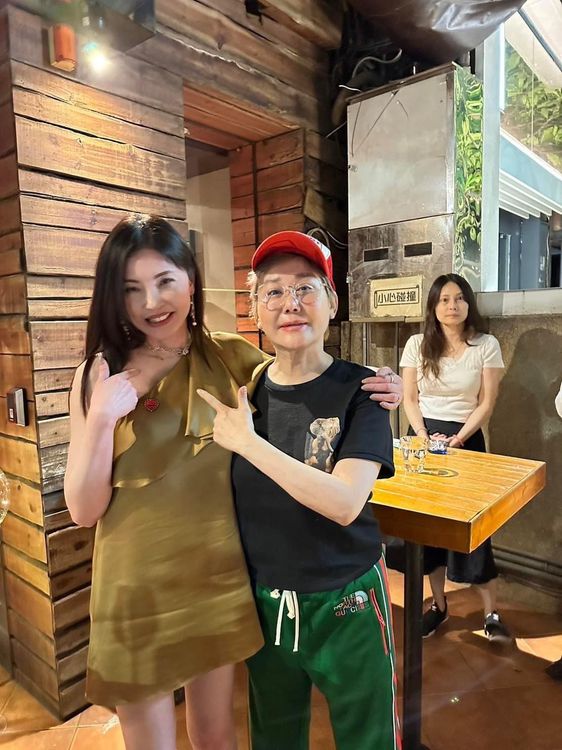 藍心湄（右）也來參加何如芸恢單趴。翻攝何如芸臉書